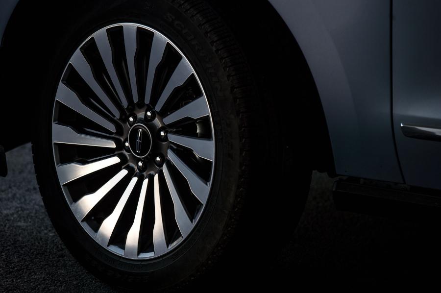 Колеса Lincoln Navigator Presidential 2017 года  (CN) (фото 23 из 40)